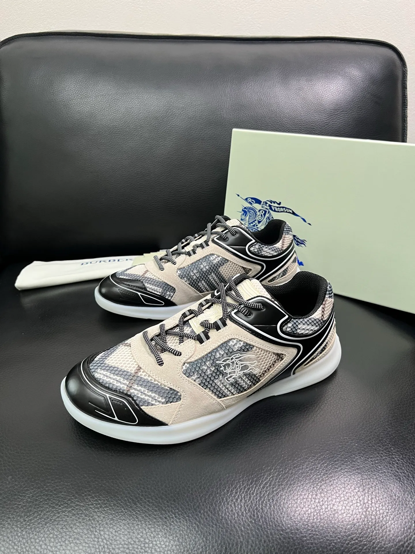 Men's shoes 💰740 BURBERRY top crafts Burberry counter synchronization, original factory configuration imported cowhide fabrics from Italy, high-quality complex splicing process, imported cowhide inner pads, breathable and comfortable, soles: original soles specially provided by the original factory, original and single goods High quality welcome to compare, code number 38-44 (customized 45 46) 85855